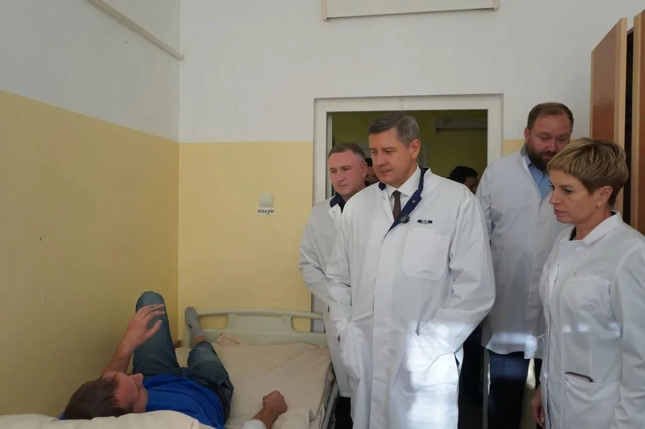🔥 Брянский губернатор навестил пожарных в больнице