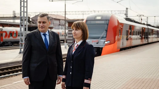 Хинштейн поздравил работников курского вокзала с праздником