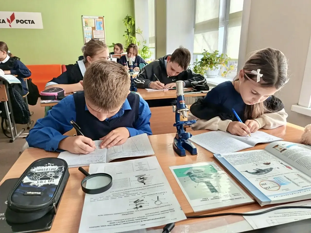 Микромир в деталях: пятиклассники осваивают оборудование «Точки роста»