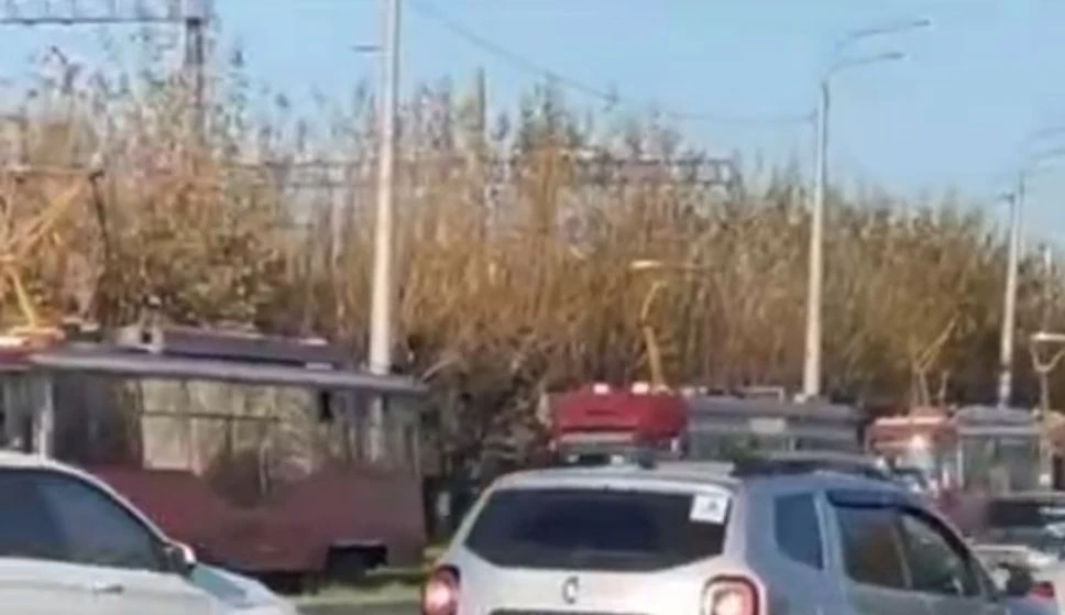 Около 16 трамваев застряли в пробке в Казани
