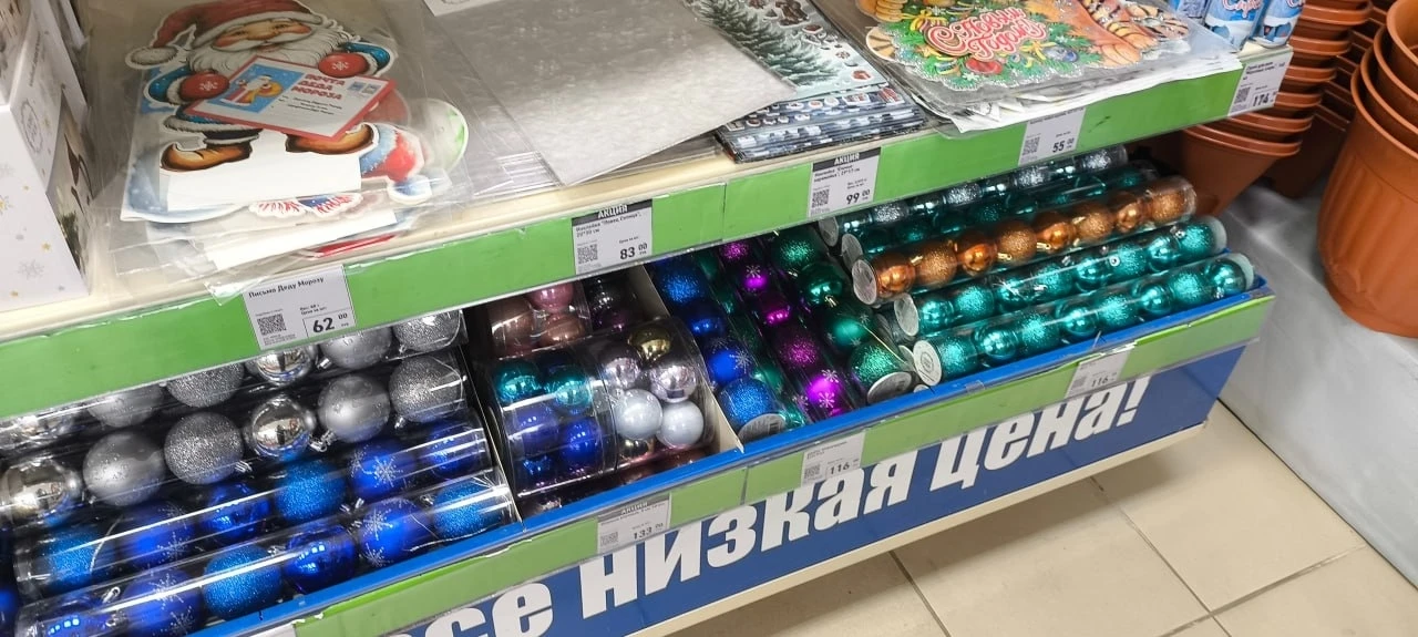 В Тюмени начали продавать новогодние украшения 👀