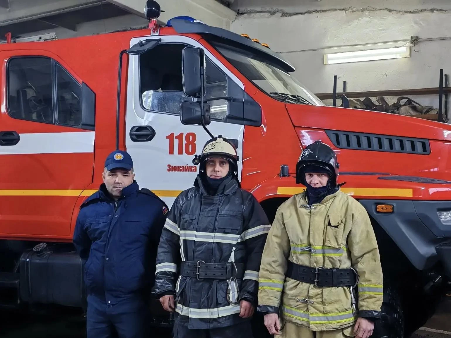 В Зюкайке пожарные вынесли из горящего дома двух человек через окно