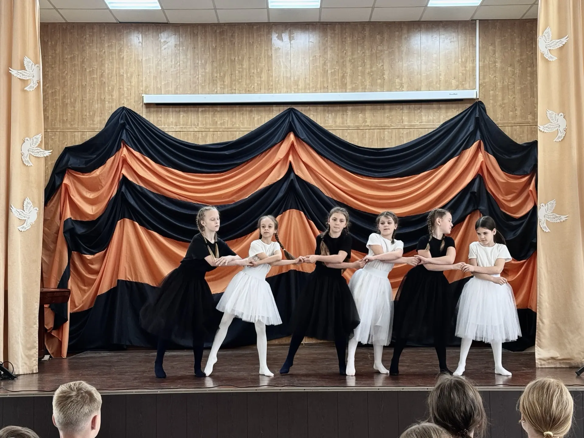 Будем жить, встречать рассветы,