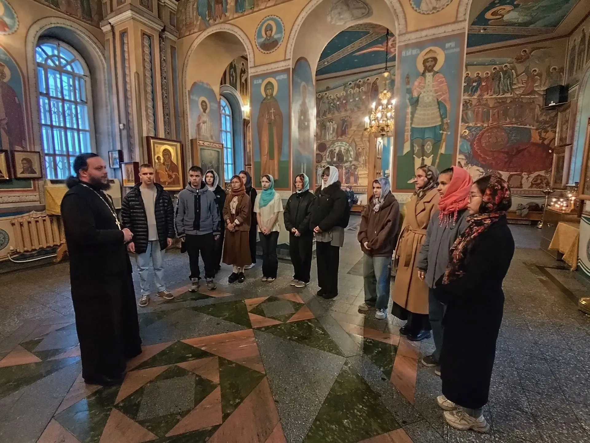 Разговор о вере с участниками православного волонтёрского отряда «Феникс» прошёл в хаба...