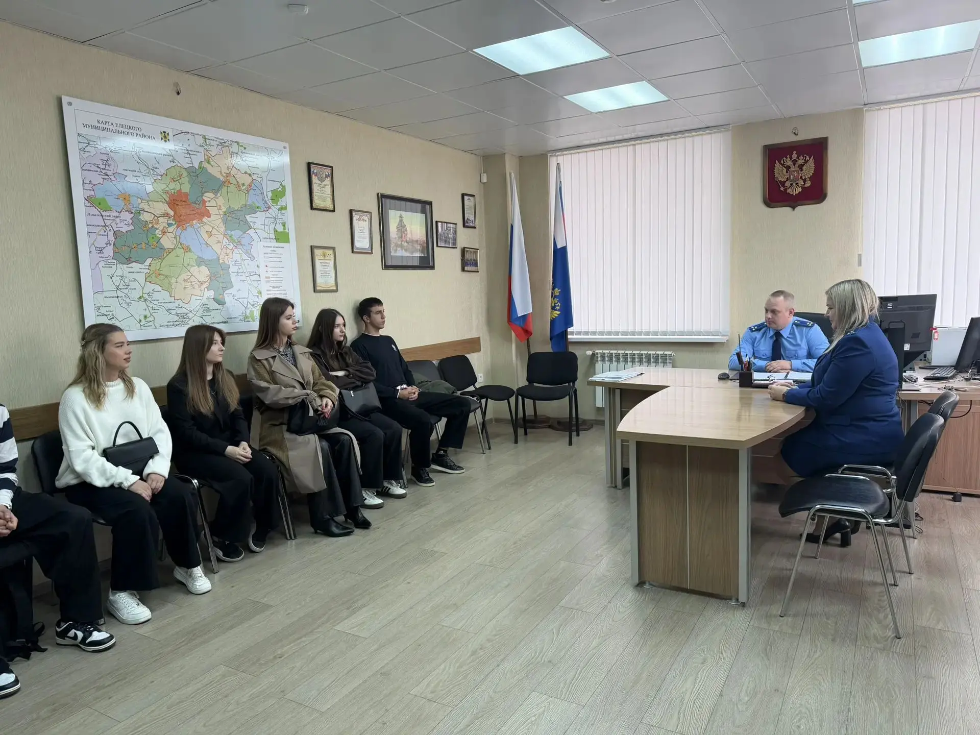 🎓 Прокуроры делятся опытом с молодёжью: студенты ЕГУ им. Бунина побывали на занятии в ...