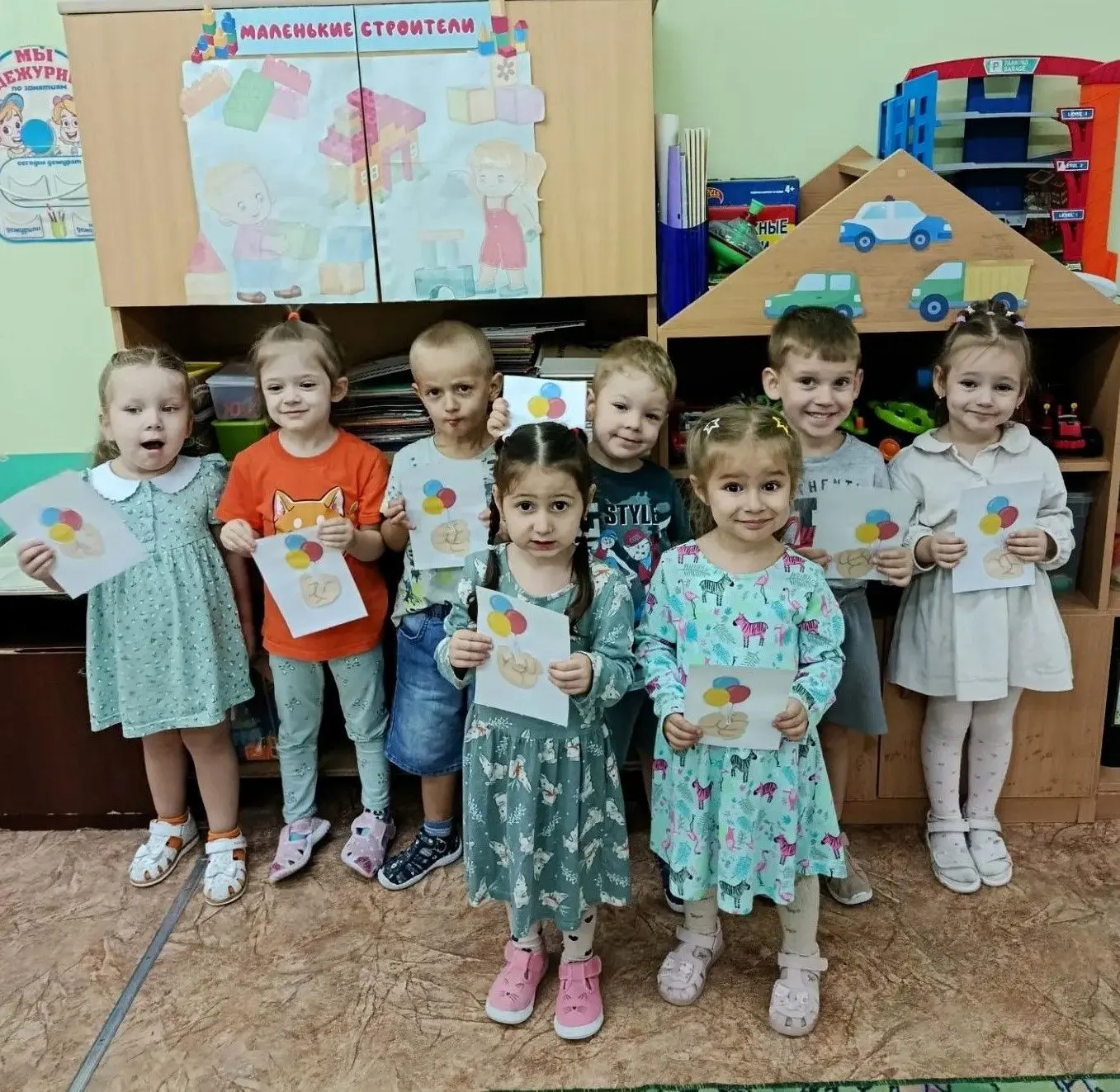 В нашем детском саду ребята мастерили открытки и аппликации ко Дню отца. Сколько старан...