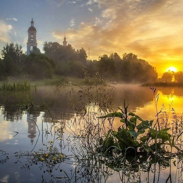 Задремали звезды золотые,