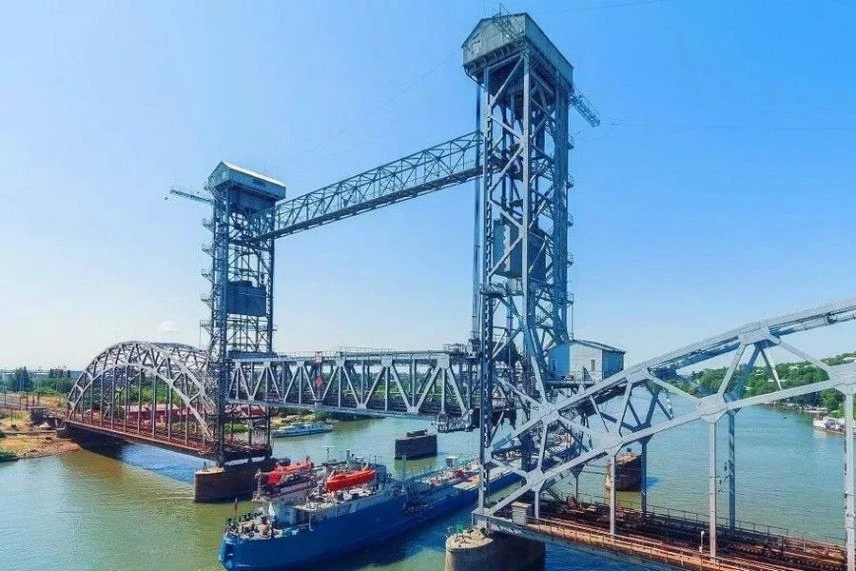 ВСУ прошлой ночью нанесли удар по Ростовскому разводному железнодорожному мосту в Росто...