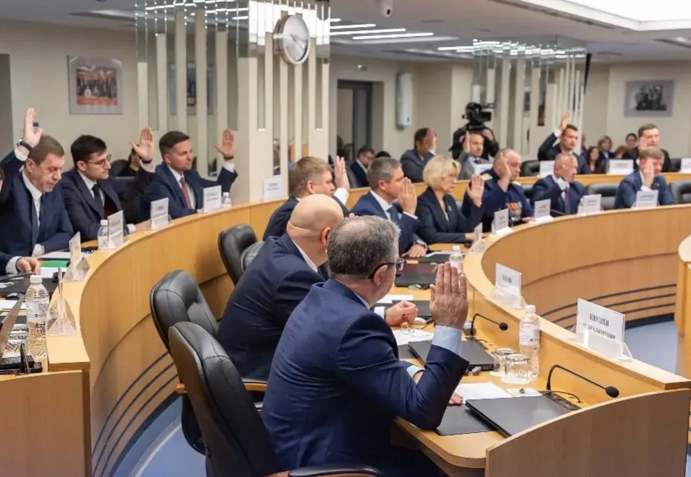Сначала каждому депутату вручили удостоверение и нагрудный знак, которые передала предс...