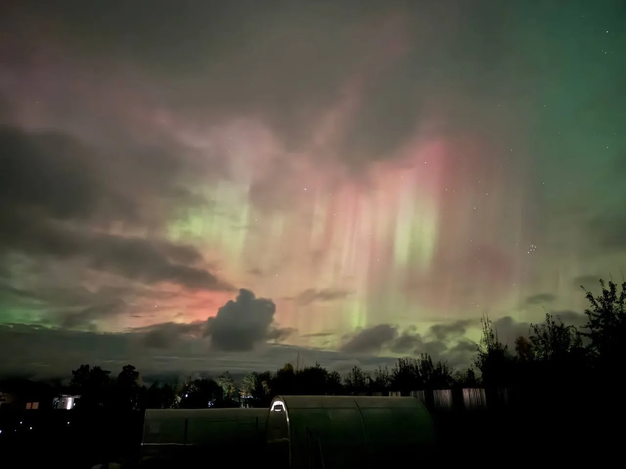 🌌 Полярное сияние прямо сейчас видно над Выборгом и Гатчиной