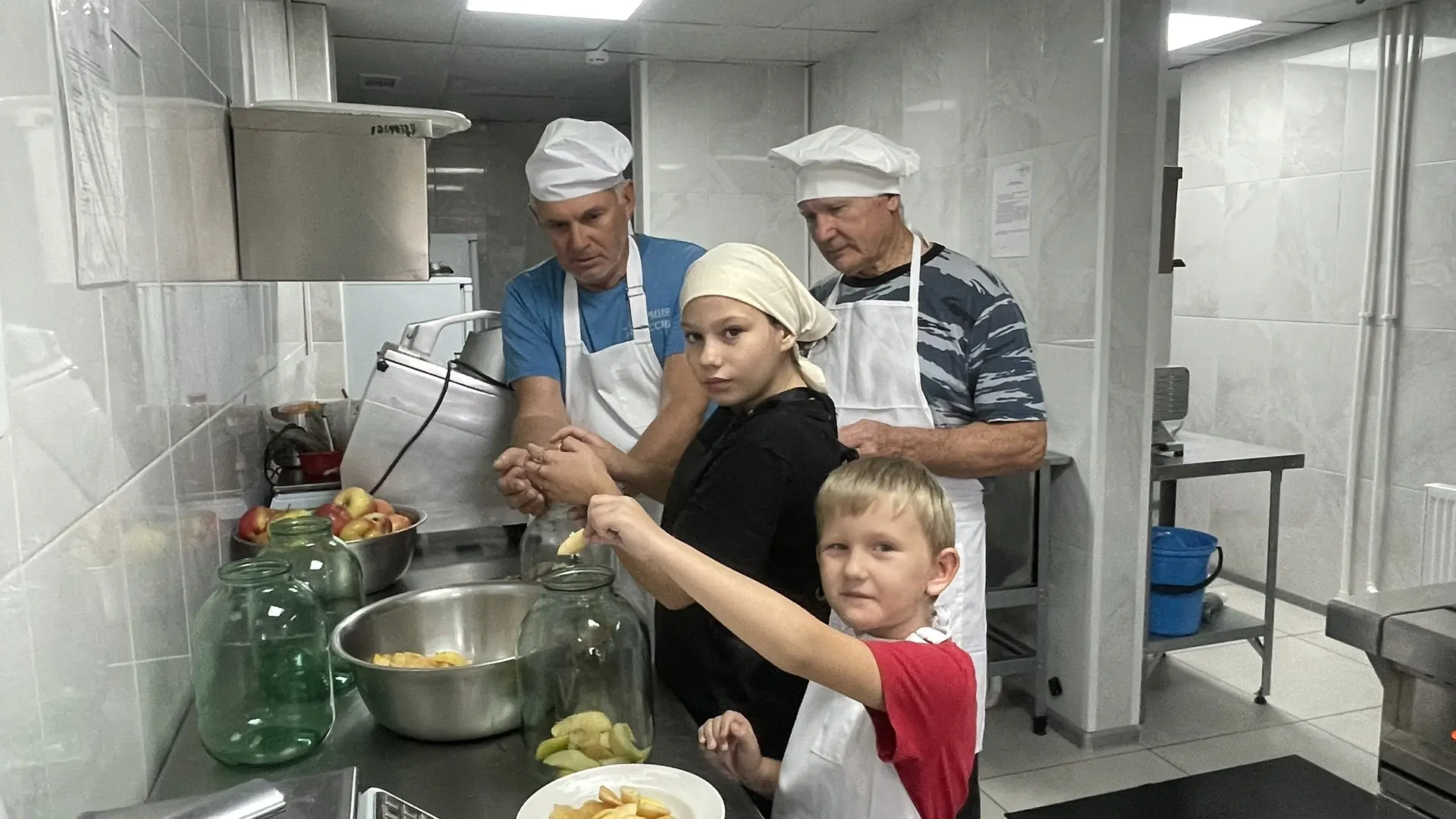 Папа может всё! Даже компот закатать 🍏🍯