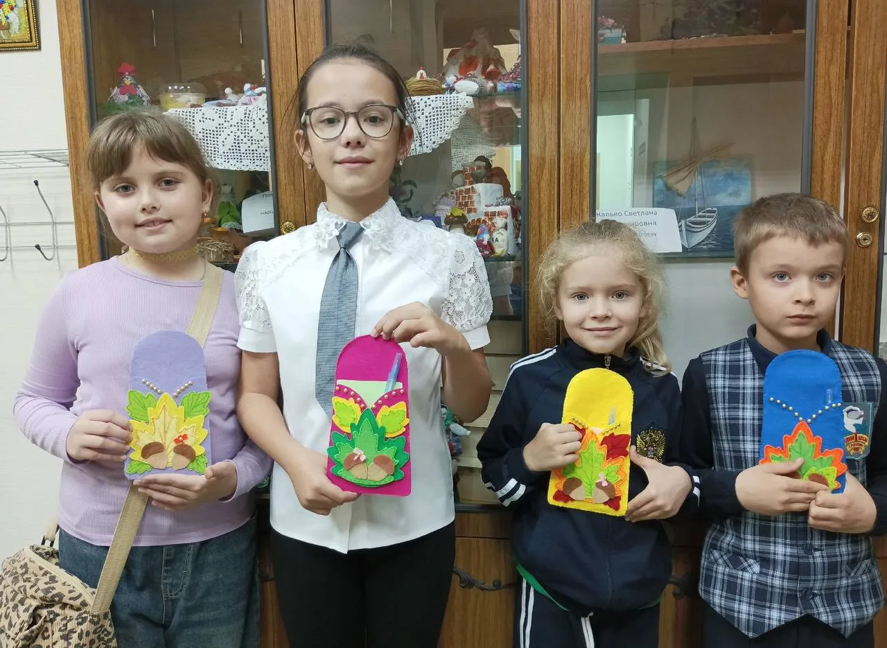 🧵 В Россошанском Доме ремёсел провели мастер-класс по изготовлению органайзеров из фетра.