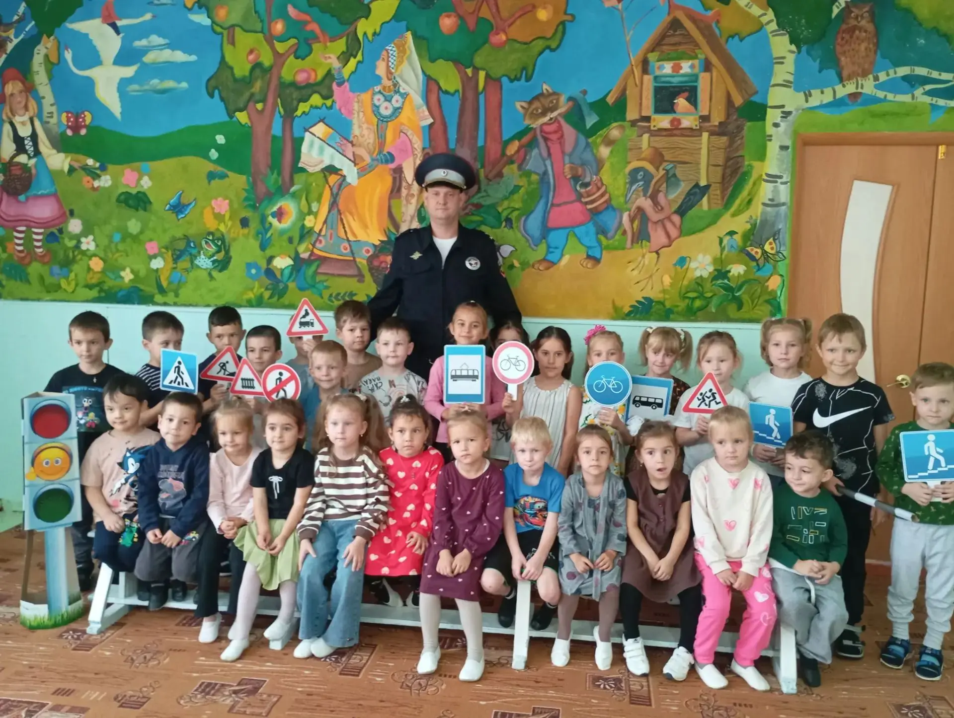 23 сентября в Единый день БДД в МКДОУ "Детский сад 3 "Звёздочка"  произошла встреча дош...
