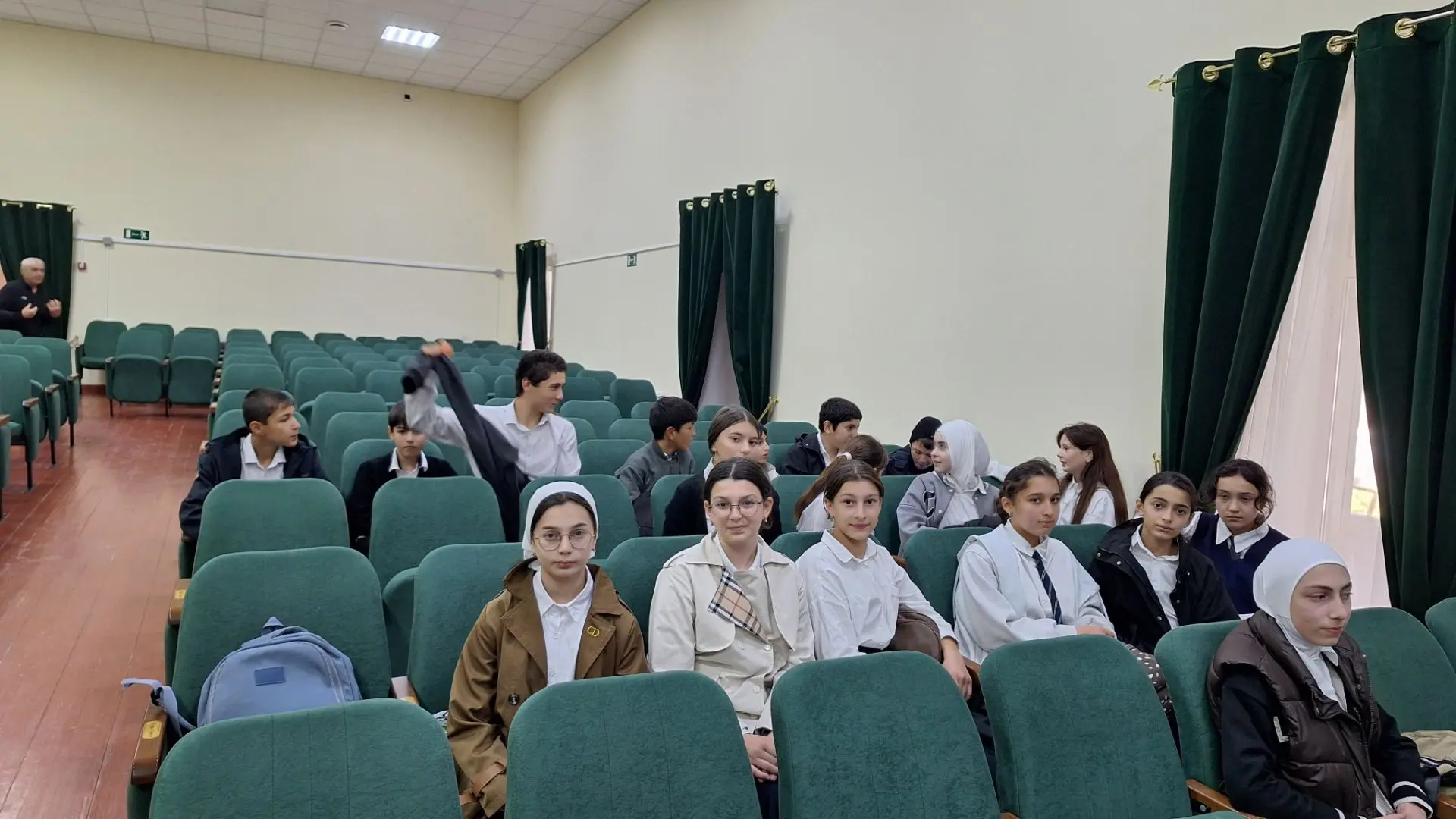 Учащиеся школы посетили спектакль «Привет с фронта»