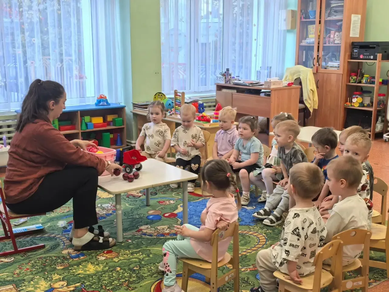 Учимся, играя: «Грузовик с яблоками» в первой младшей группе № 2 🍎🚛