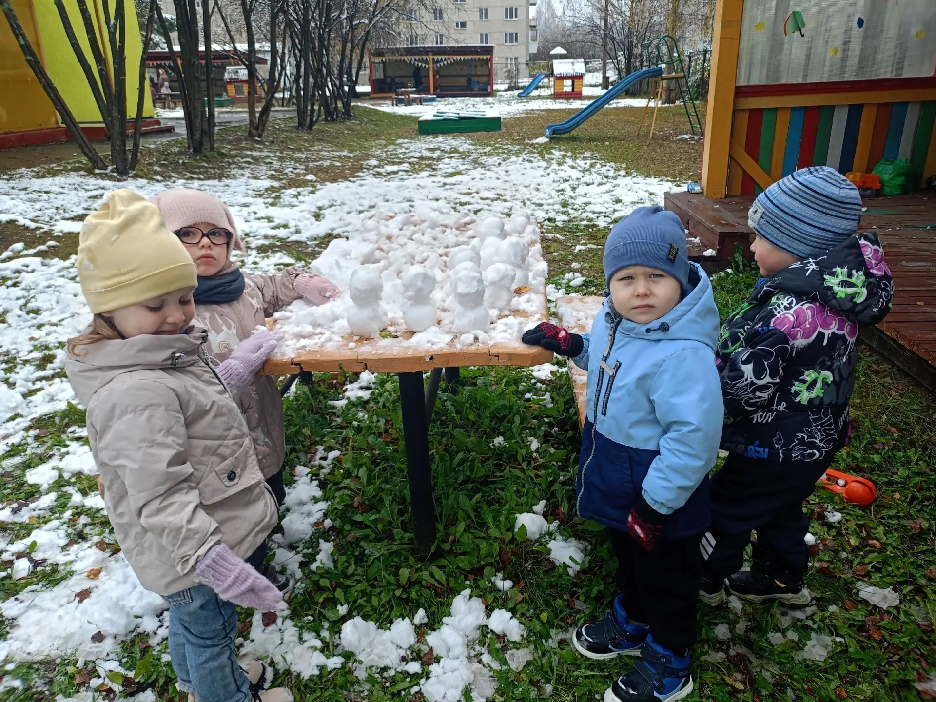 Сегодня ребята  особенно торопились на прогулку, потому что выпал первый снег. Наши юны...
