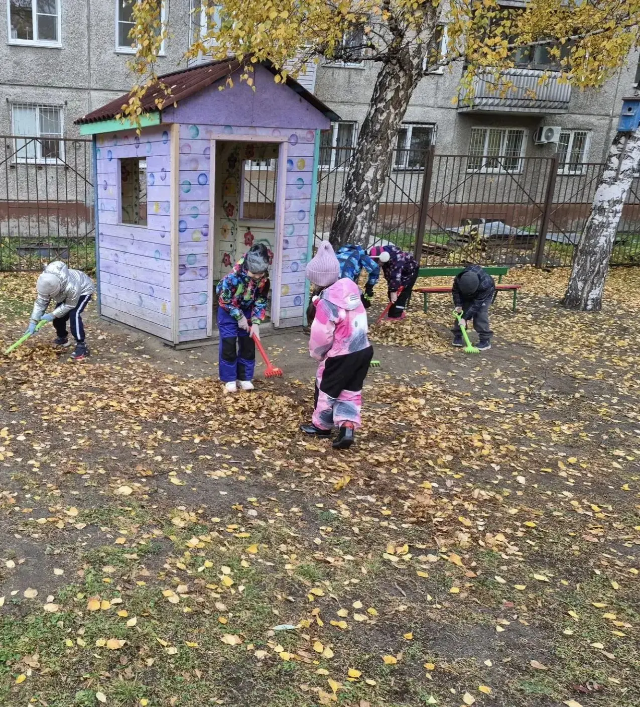 Все на субботник! Сегодня  дошкольники подготовительной к школе группы N 12, с огромным...