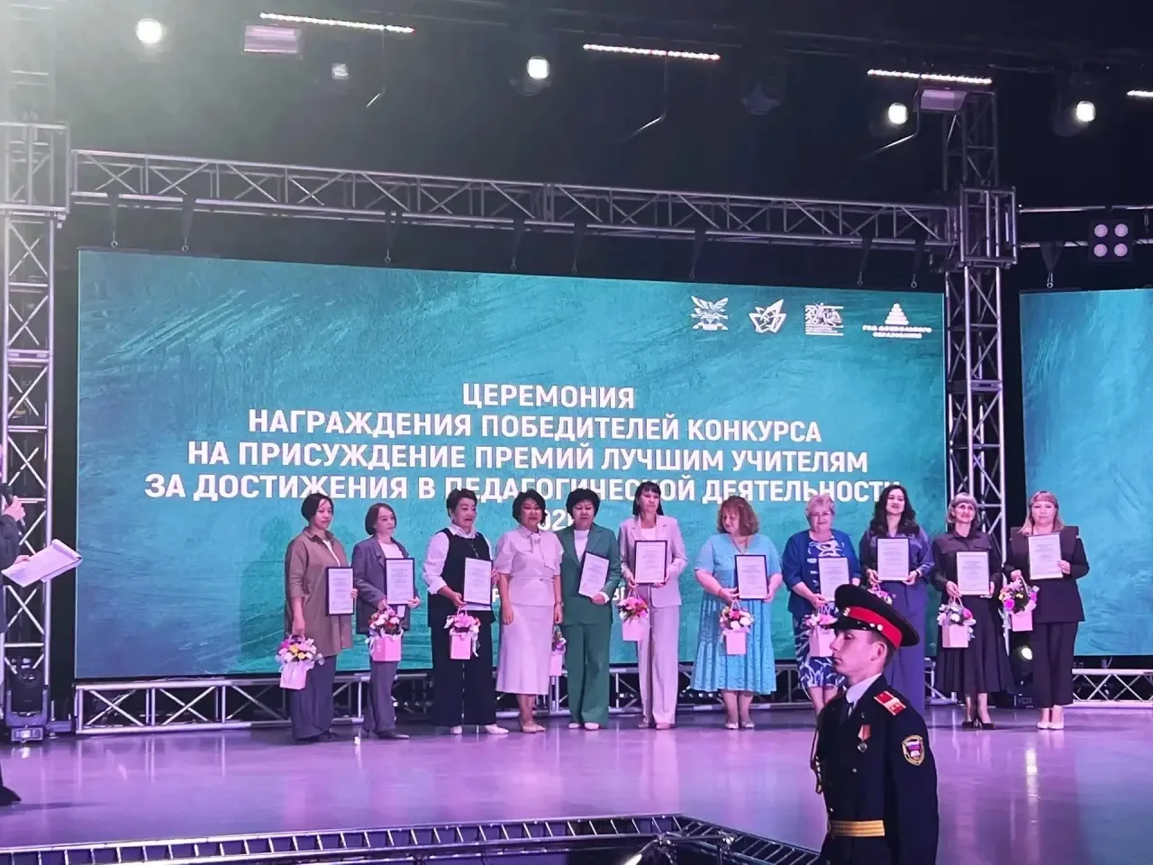 Учитель, который вдохновляет: Туяна Цынгуевна получила премию за педагогические достиже...