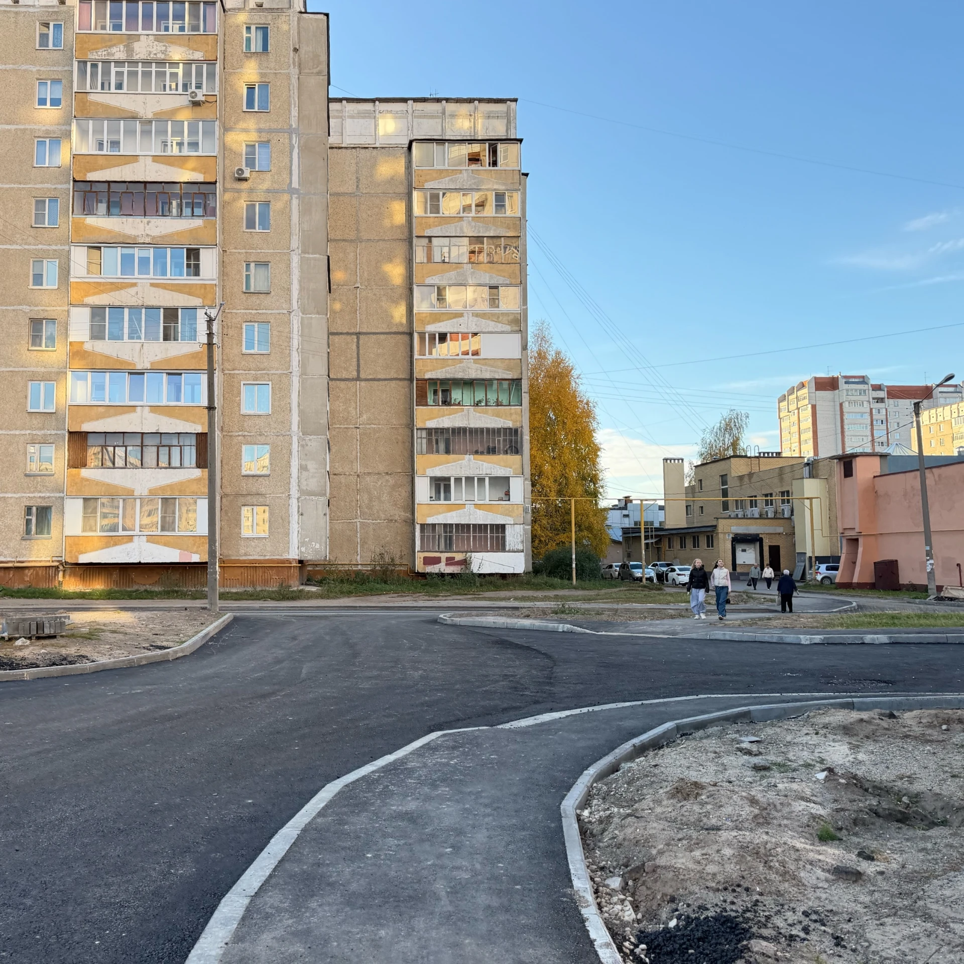 🛠 В Йошкар-Оле на улице Воинов-Интернационалистов продолжается ремонт дворов возле стр...