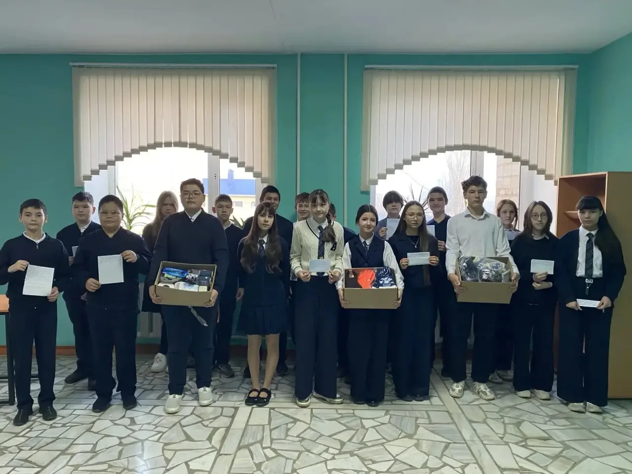 Тепло сердец: 7 «Б» принял участие в сборе гуманитарной помощи! 📦❤️