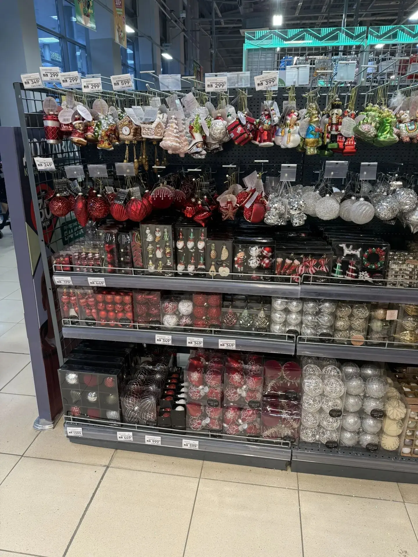 На улице +18 , 8 октября . В Перекрестке уже новогодние украшения 😆