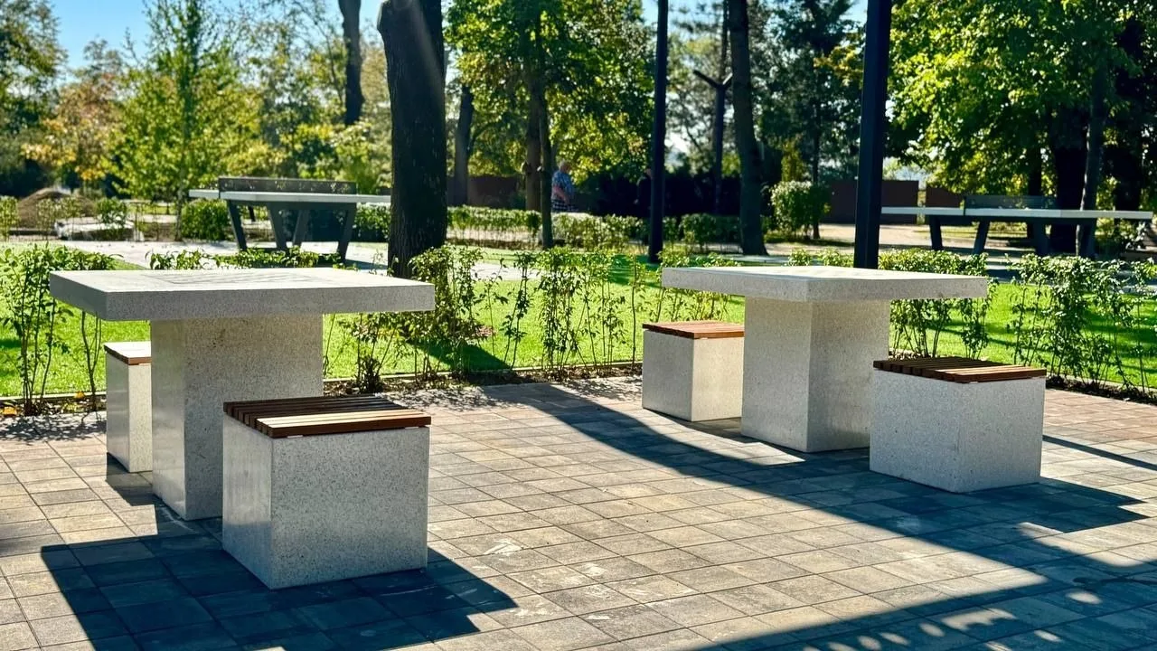 В районе колеса обозрения в Городском парке появились столы для игры в шахматы