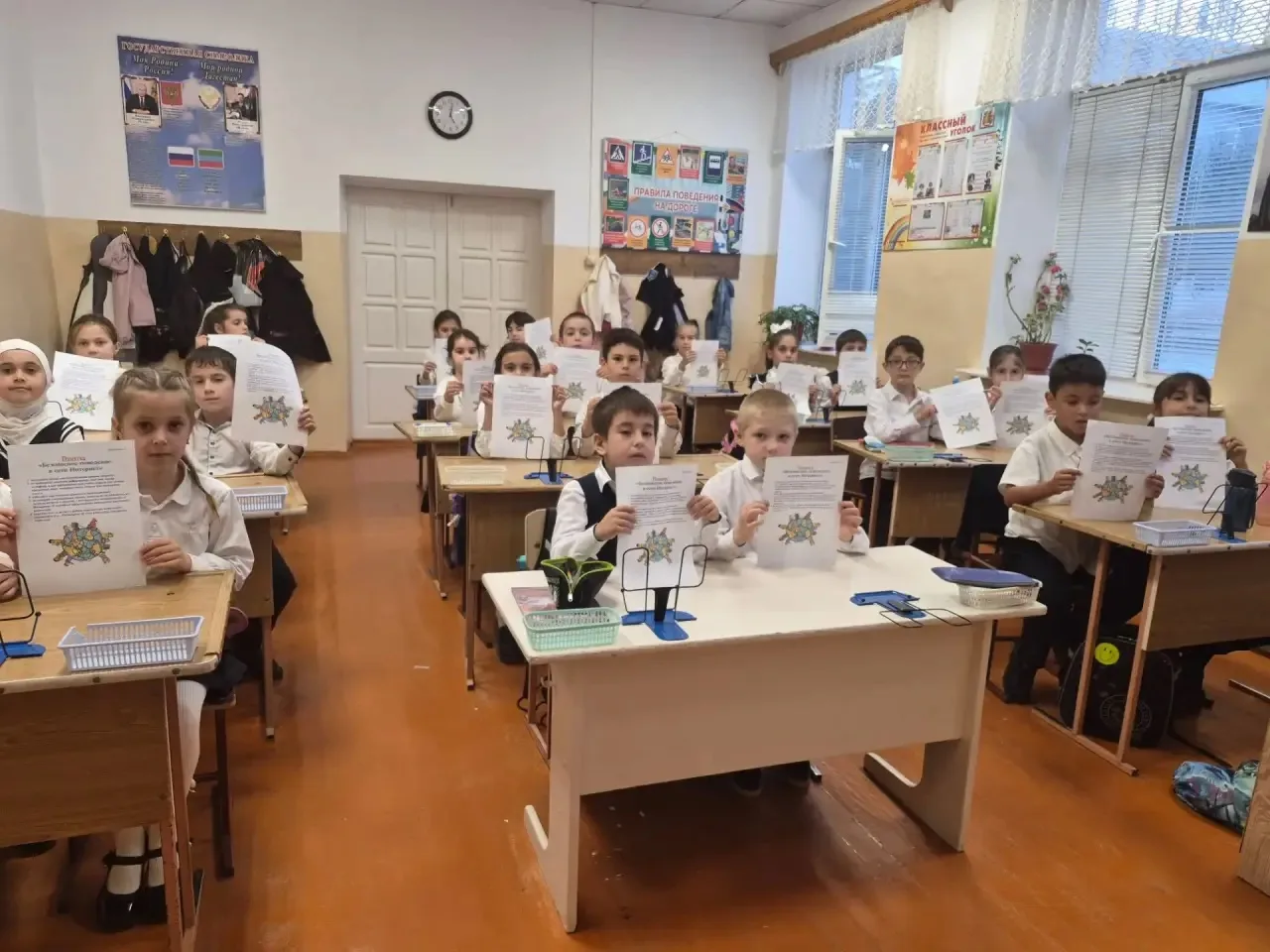 🏫Сегодня во 2 «Г» прошёл классный час на тему «Безопасный интернет».🛜