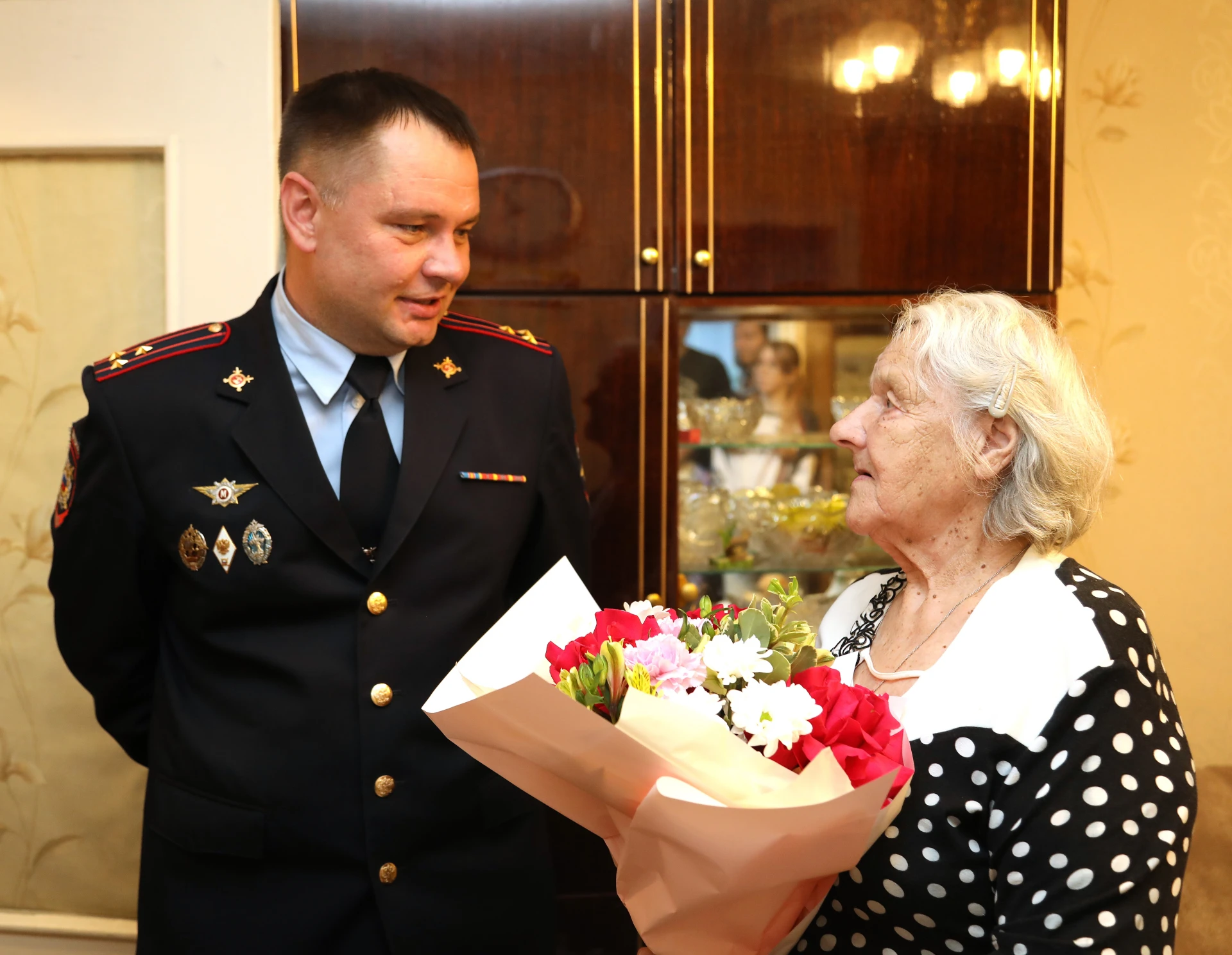🥳 С юбилеем  нижегородские полицейские поздравили труженицу тыла и ветерана ОВД Нину Н...