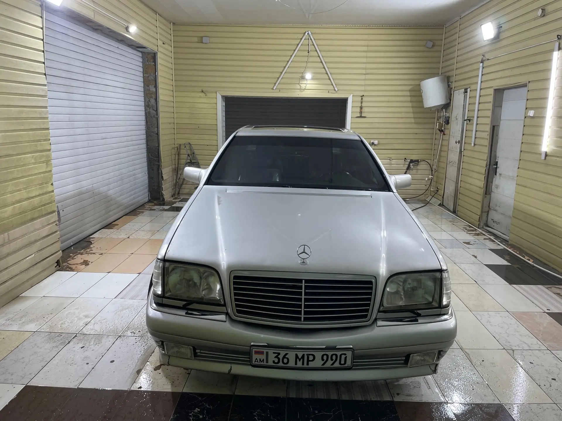 Мерседес w140 на Арм учете 4.2 мотор 190.000 пробег(миль) 1997 г немного полез лак сам ...