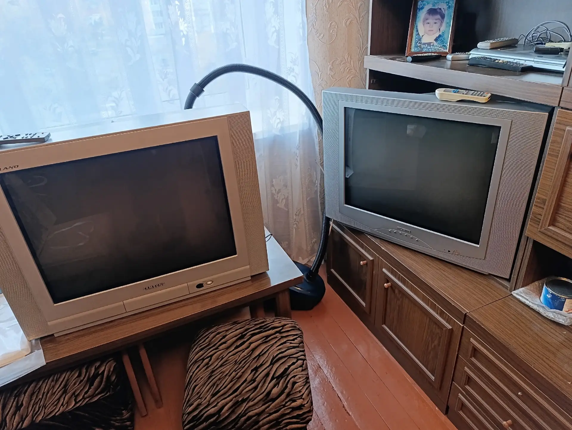 Отдам два телевизора в рабочем состоянии, только звонки 89215204183