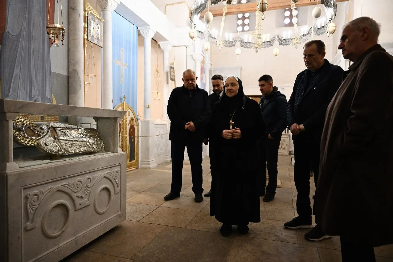 В Старой Ладоге история лежит буквально под ногами. При раскопках здесь находят артефак...