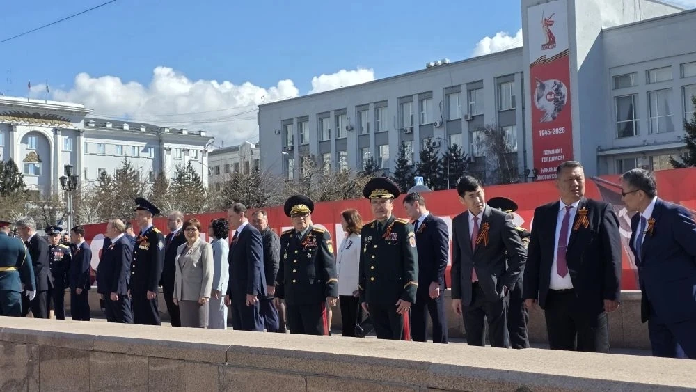 Парад Победы. Трибуна, ветераны, ровный строй парадных расчётов.