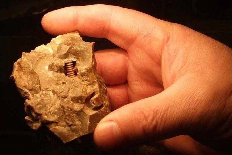 🧠 СТАРИННЫЙ БОЛТИК, ВРОСШИЙ В УГОЛЬ