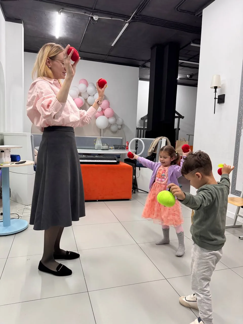 🎶 Сидела женщина, скучала…