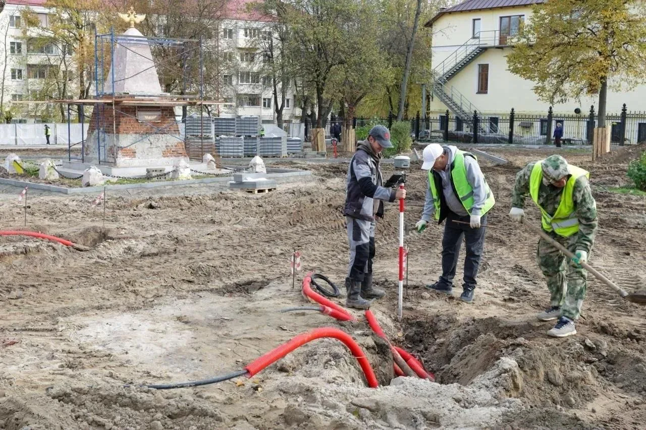Соборную площадь обещают полностью открыть до конца октября. По словам главы города, ра...