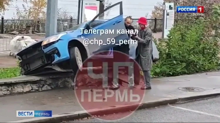В центре Перми автомобиль повис на ограждении