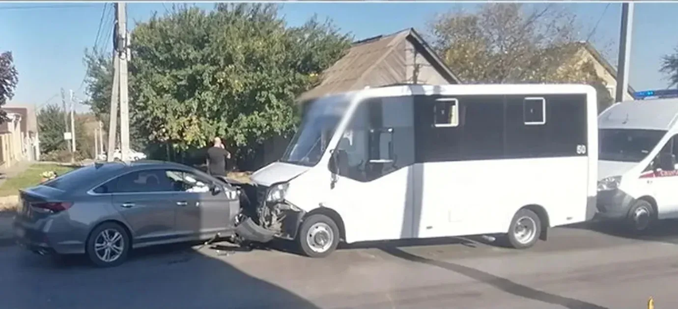 18-летний водитель врезался в маршрутку в Волгограде, пострадали восемь человек