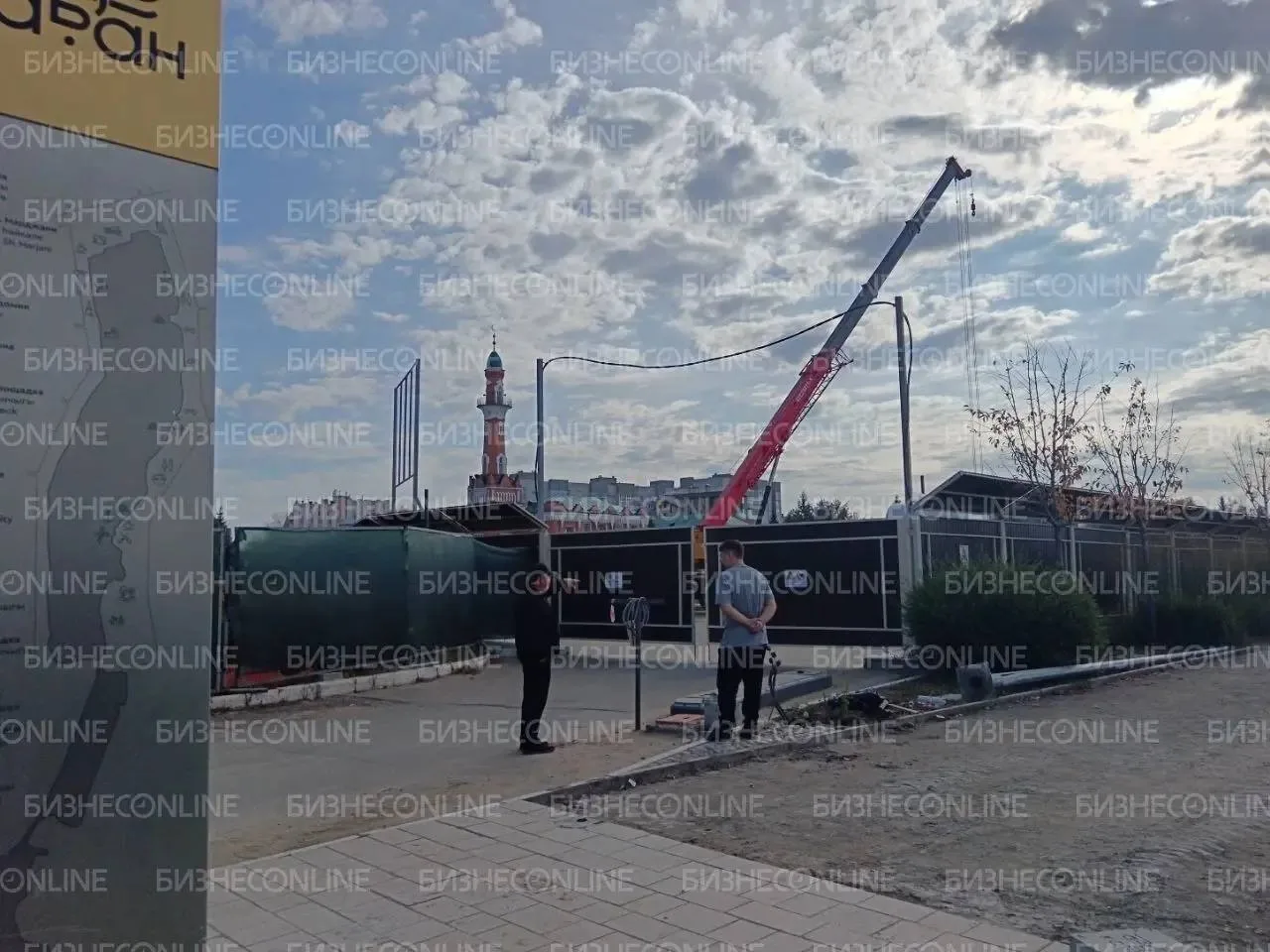 «Планеты Фитнес» уже нет, а кран появился: что происходит на площадке в Казани