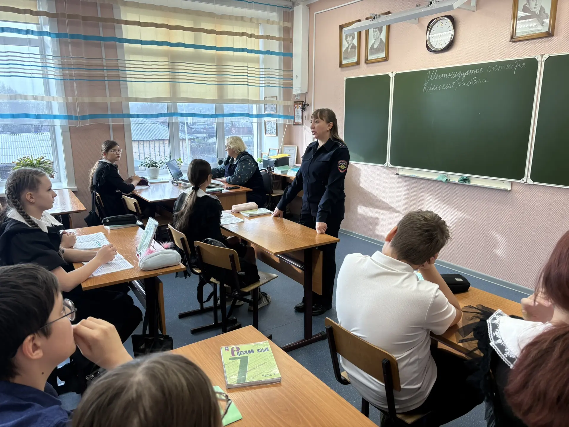 📅  важные профилактические беседы по безопасности дорожного движения.