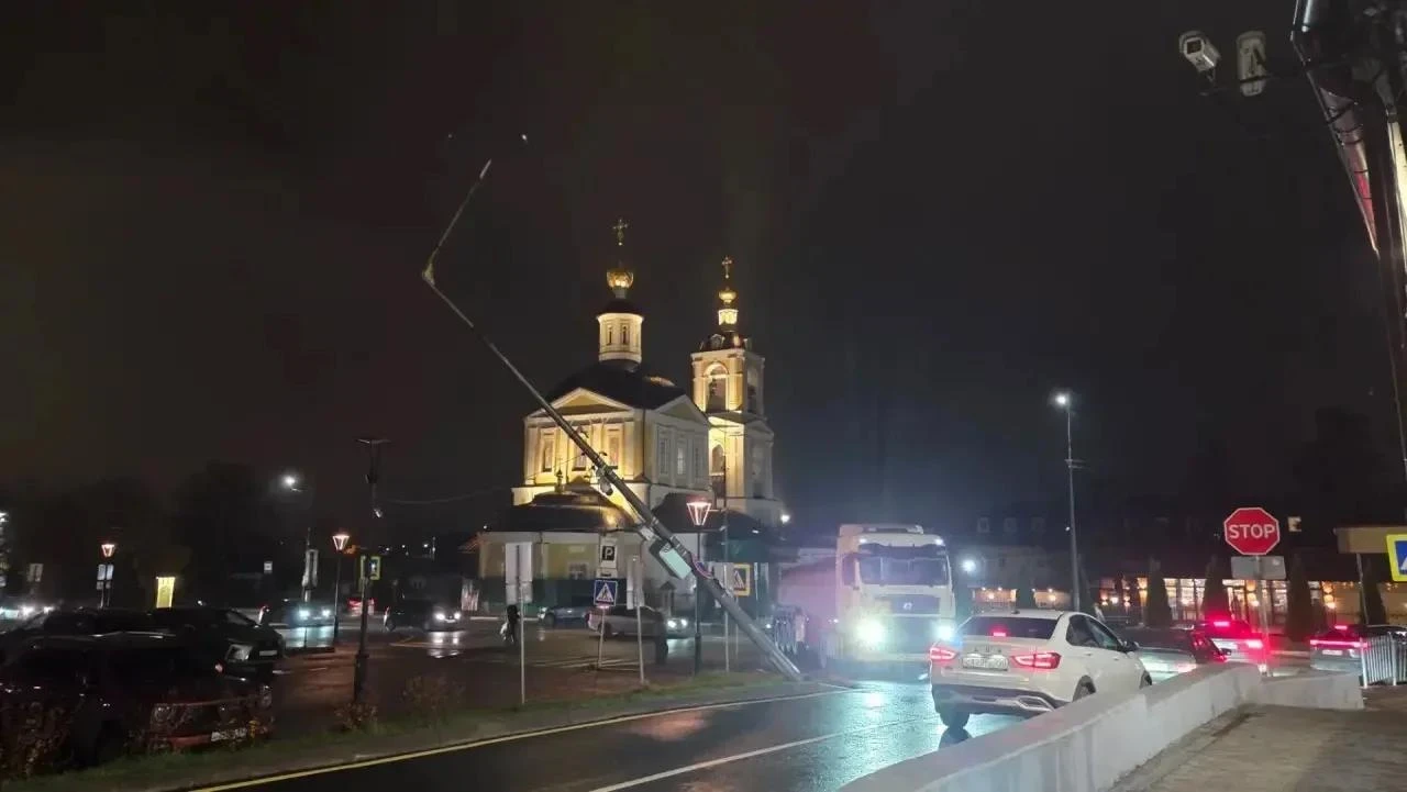 ⚡ Грузовик повредил столб у торговых рядов