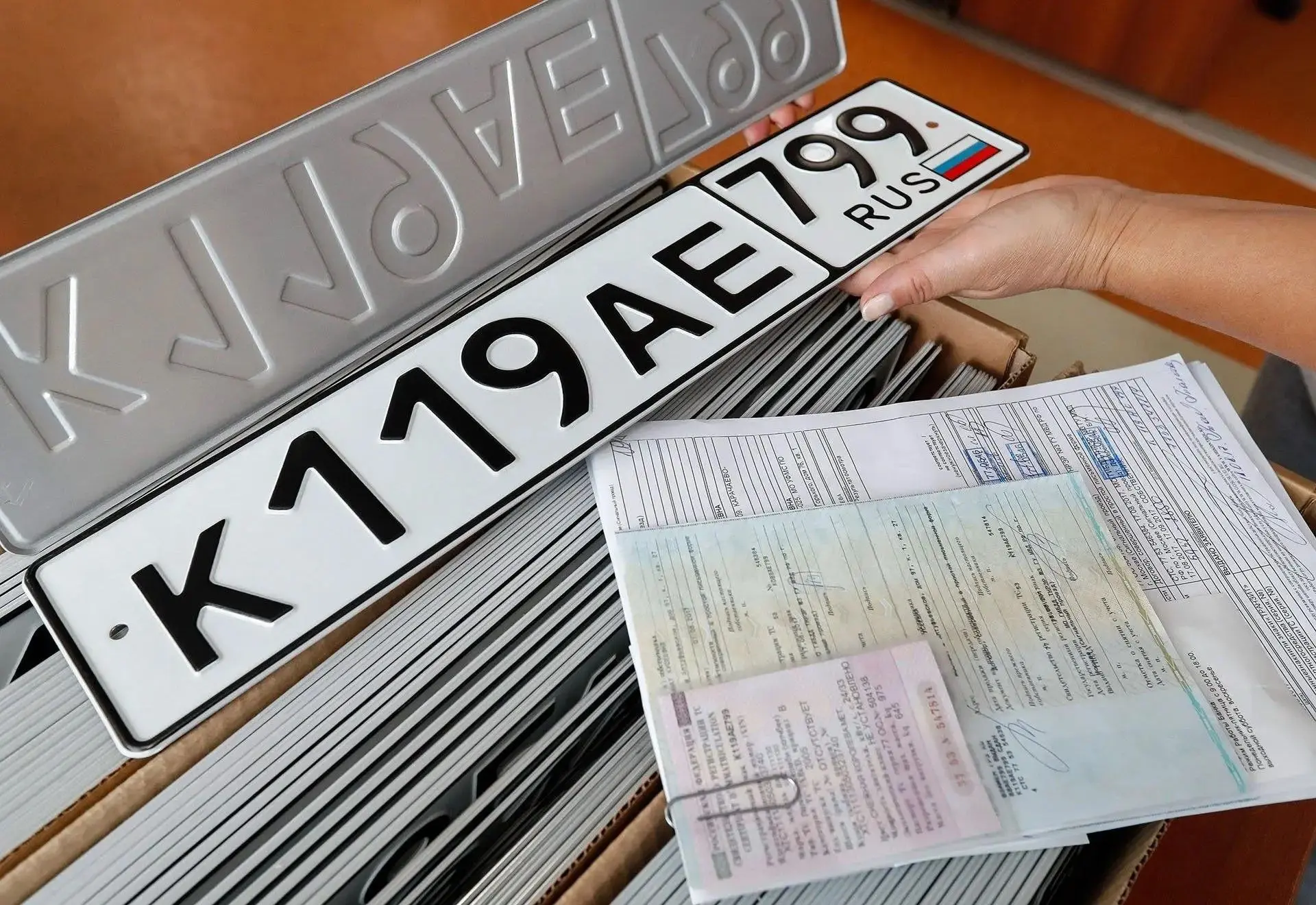 Регистрировать авто могут запретить одной категории россиян