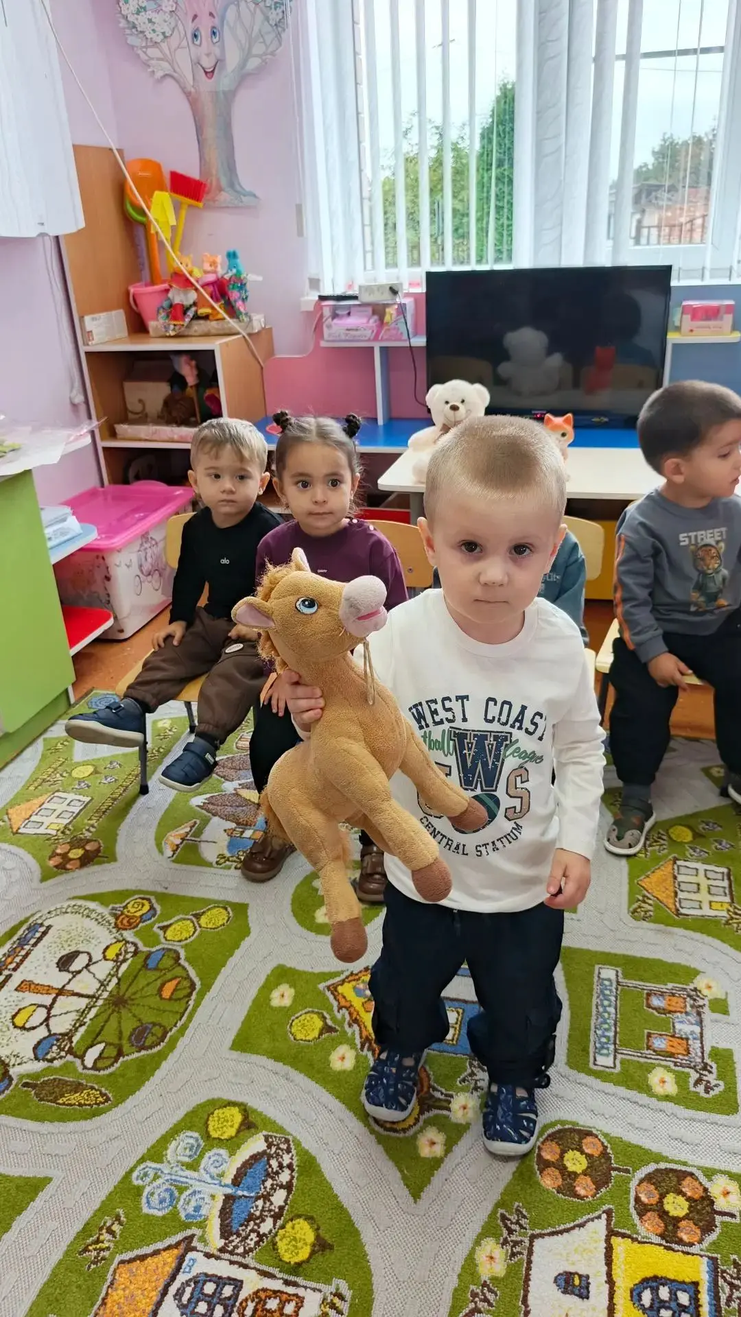 Занятие в первой  младшей  группе "Гномики".