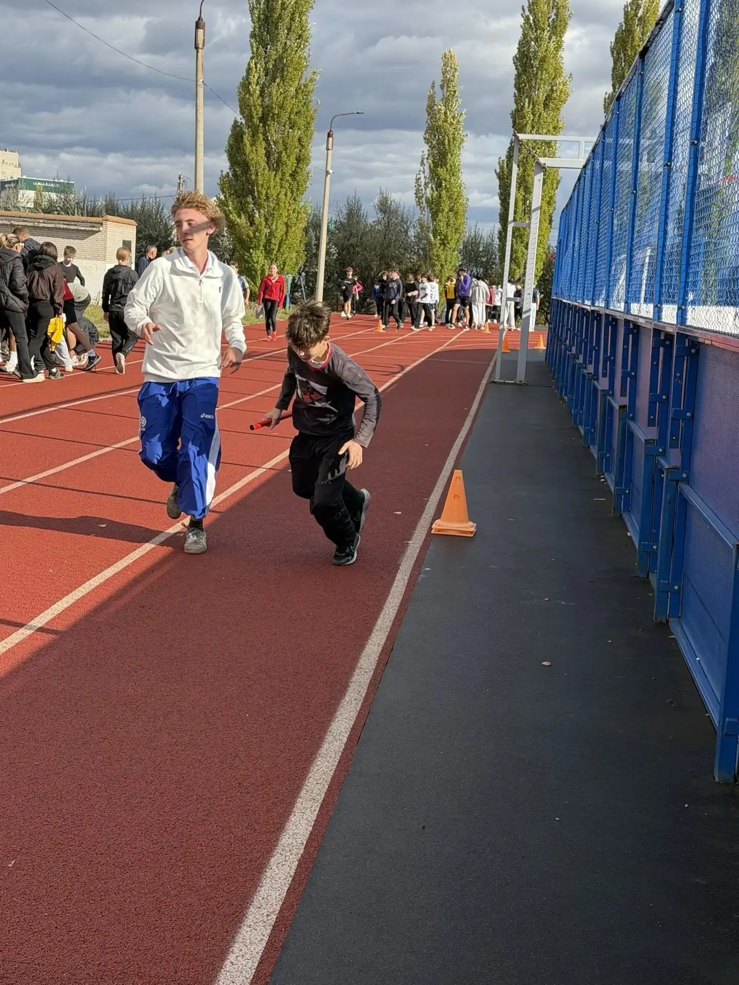 🏃‍♂️ «Золотая осень»: наши старшеклассники на легкоатлетической эстафете!