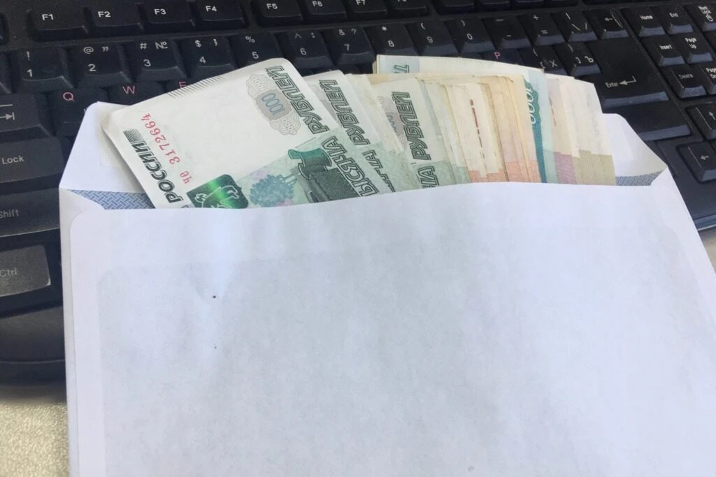 В Гагаринском округе полицейские задержали иностранца за дачу взятки
