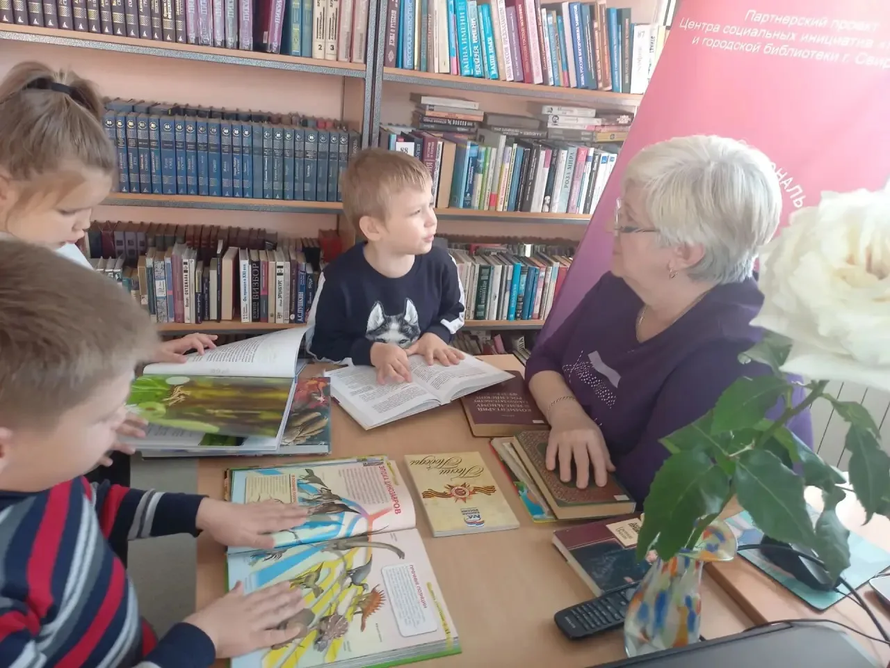 В городской библиотеке прошёл мастер-класс «Открытка папе», приуроченный ко Дню отца. У...