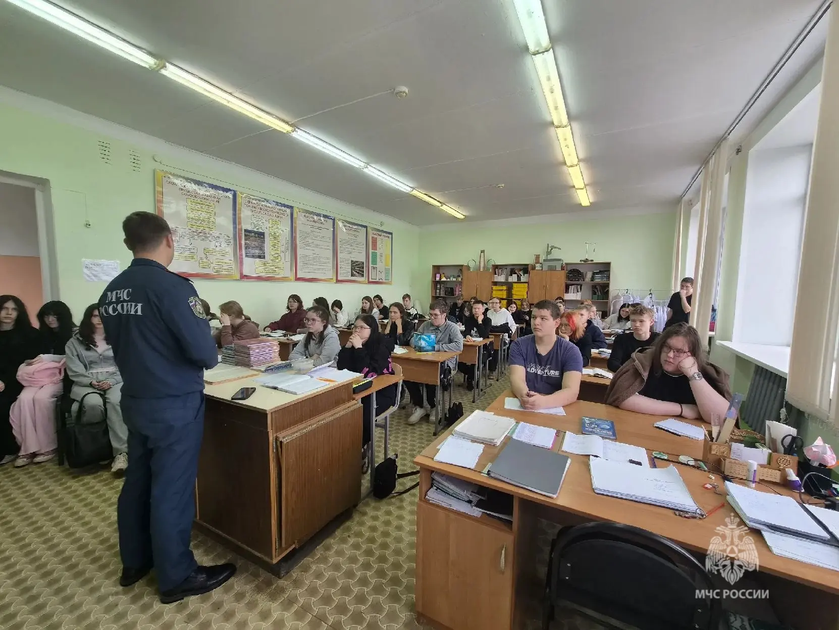 Сотрудники МЧС России провели занятие со студентами Плесецкого торгово-промышленного те...