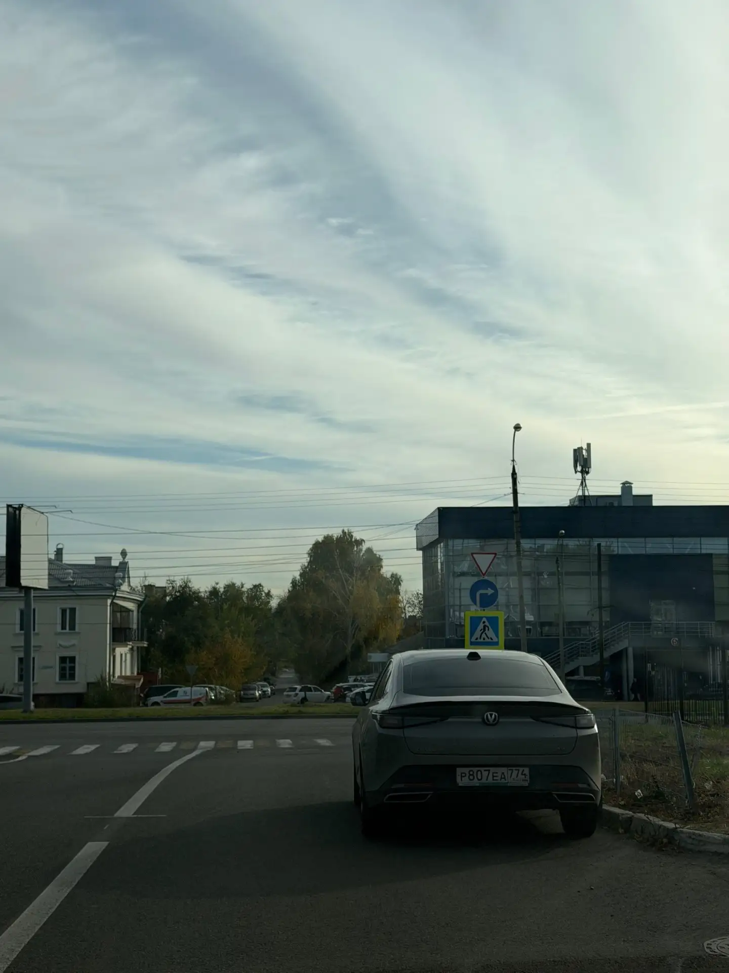 Кто-нибудь объяснит, для чего парковаться так?