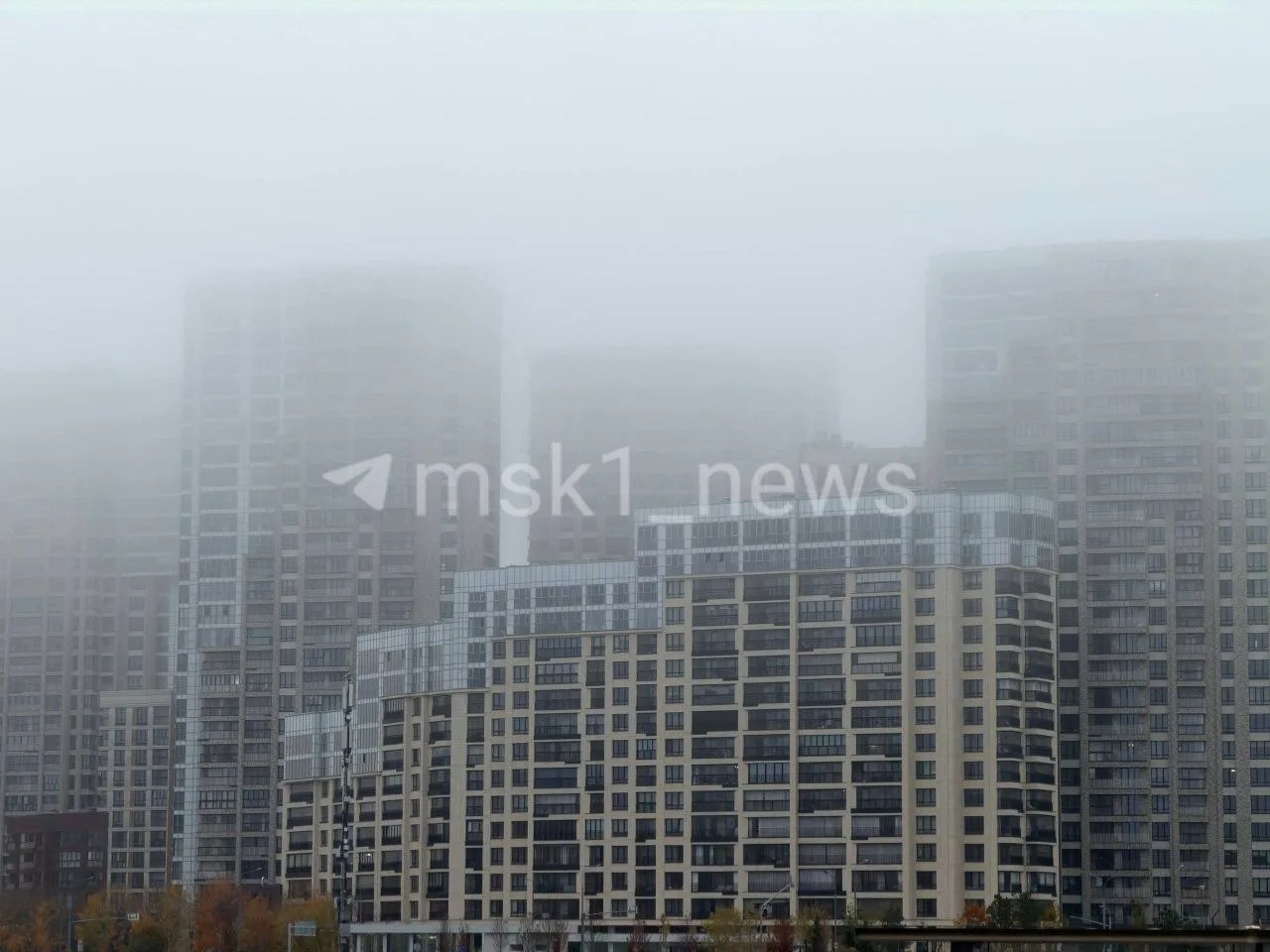 😶‍🌫️ Плотный туман окутал этим утром Москву.