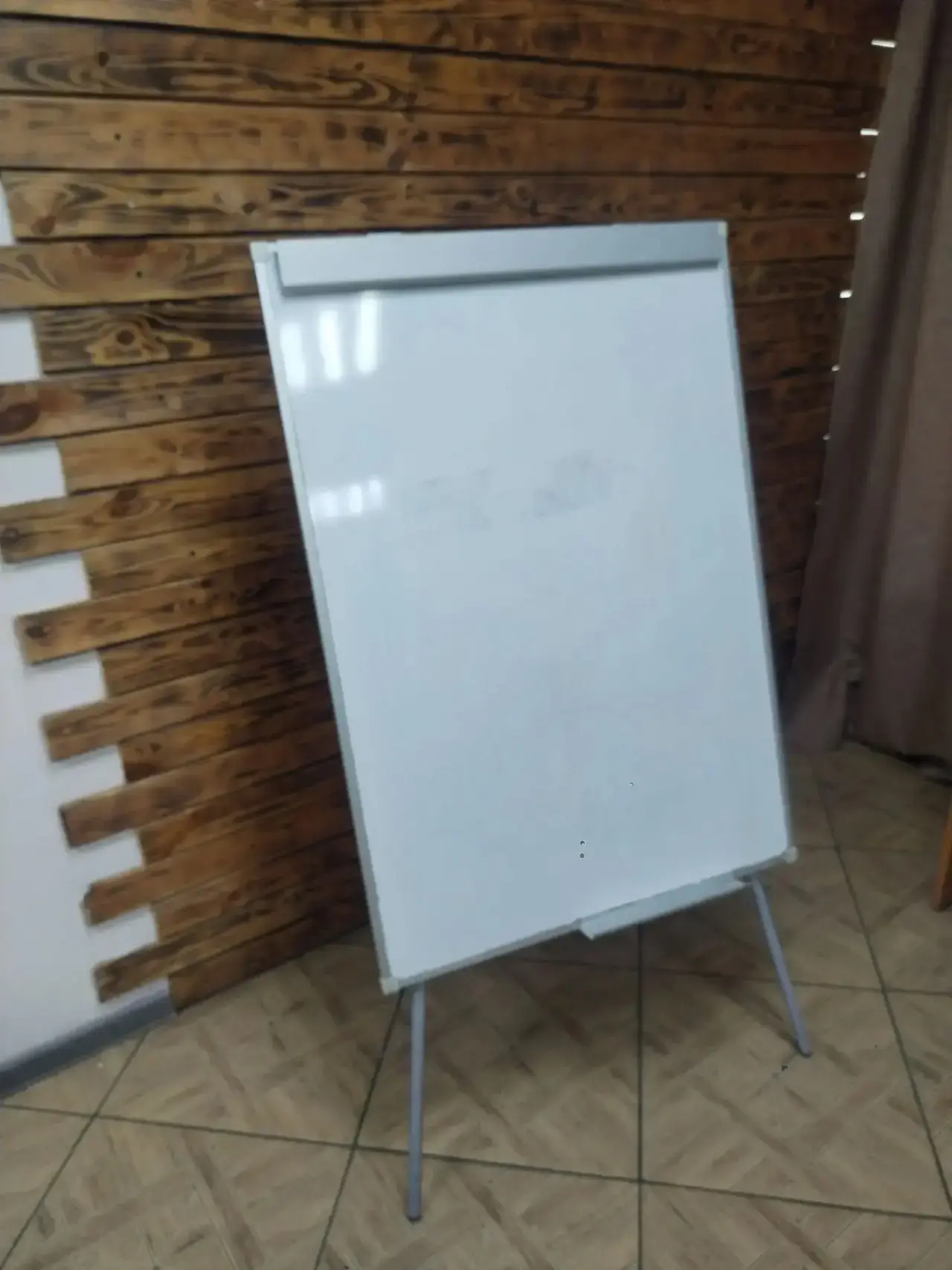 Продам флипчарт для тренингов, совещаний, презентаций, размер 70*100 см, высота 180 см,...