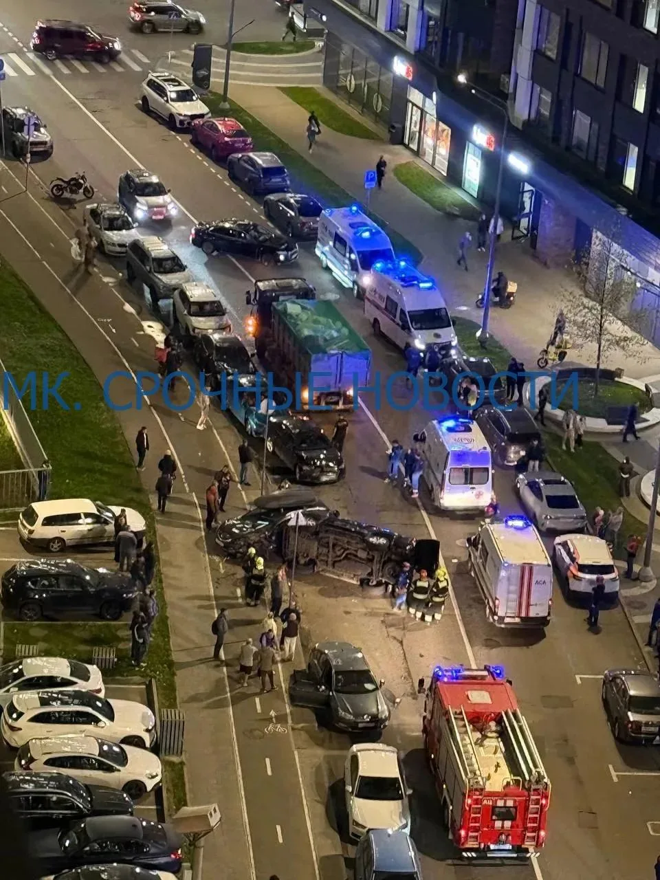 😨 Два странных существа на "Тойоте Лэнд Крузер" раскидали припаркованные на улице Круз...